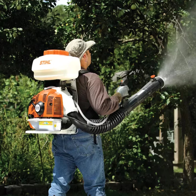 STIHL SR 450 in Use for Tree Spraying – A professional operator using the STIHL SR 450 to apply liquid treatment with a maximum spray range of 48 feet.