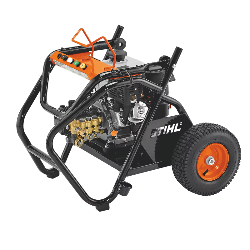 STIHL RB 600 Pressure Washer Components and Frame – Close-up of the heavy-duty brass pump and rugged wheels for enhanced durability.