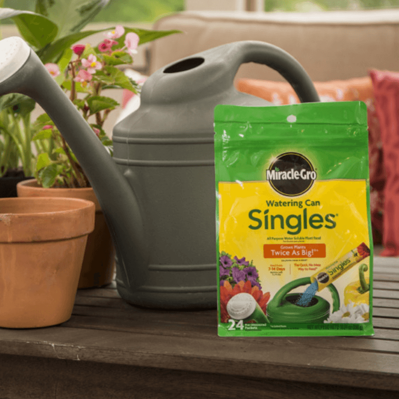 Miracle-Gro Watering Can Singles Powder Plant Food 24 oz. | Fertilizers | Gilford Hardware & Outdoor Power Equipment